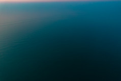 清晨迷雾海上日出航拍摄影图