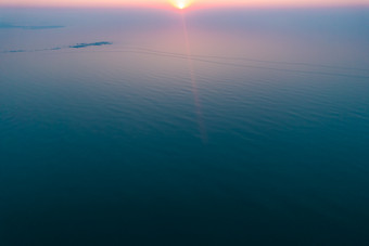 清晨迷雾海上日出航拍摄影图
