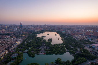 山东济南大明湖夕阳晚霞夜景航拍摄影图