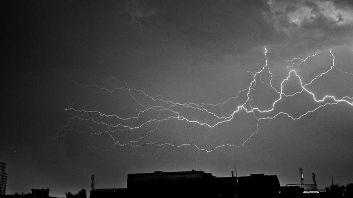 震撼下雨天打雷闪电音效