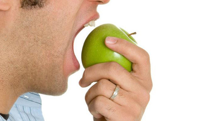 用嘴咬苹果的声音
