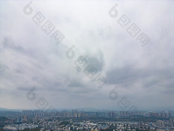 城市阴天雾霾天气航拍摄影图