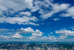 贵州贵阳城市大景蓝天白云航拍摄影图