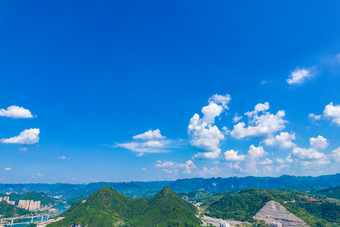 贵州铜仁城市风光蓝天白云航拍摄影图
