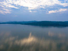 湖面风景航拍摄影图