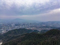 湖南湘西大山中的城市航拍摄影图