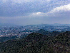 湖南湘西大山中的城市航拍摄影图