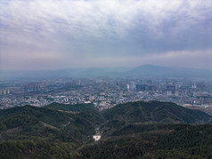 湖南湘西大山中的城市航拍摄影图