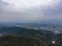 湖南湘西大山中的城市航拍摄影图