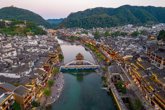 湖南湘西凤凰古城夜幕降临夜景航拍摄影图