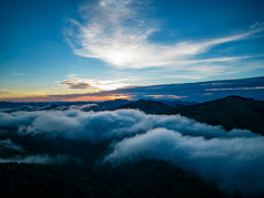 清晨高山云海自然风光航拍湖北神农架摄影图