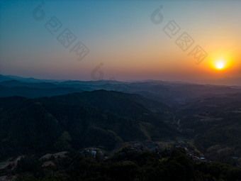 山川丘陵地貌日落晚霞航拍摄影图