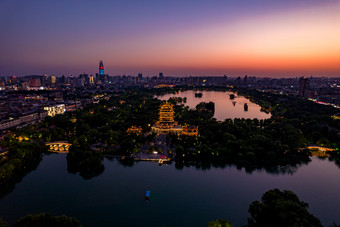 山东济南大明湖超然楼夜景航拍图