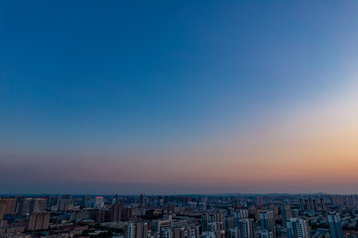 晚霞下的城市图片