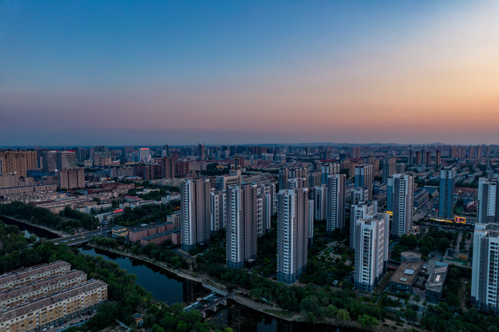 晚霞下的城市图片