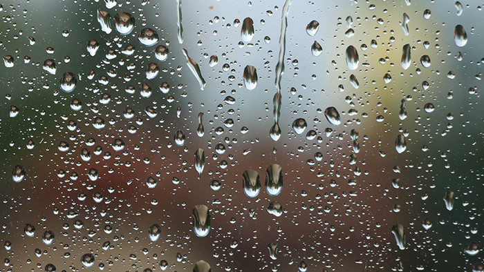 下雨天噼里啪啦雨点声