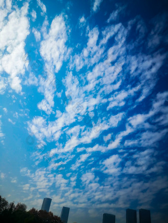 蓝天白云云朵摄影图
