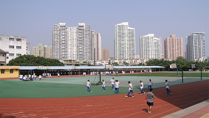 下课后学校操场嘈杂音效