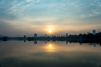 山东济南大明湖日出彩霞