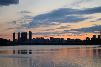 城市湖边日落美景摄影