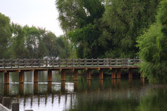 湖面上的木桥摄影图