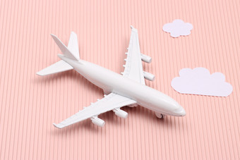 粉色背景上的旅游飞机模型主题