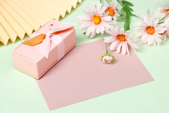 绿色背景花朵礼品盒及明信片