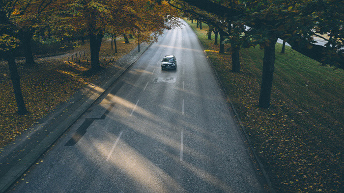 汽车在公路上行驶颠簸