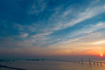 广东珠海港珠澳大桥日<strong>出彩</strong>霞航拍摄影图