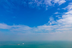 蓝色海洋大海渔船蓝天白云航拍摄影图