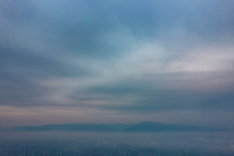 城市清晨迷雾日出航拍摄影图