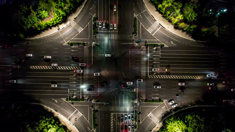 城市十字交叉路口交通车辆行驶夜景航拍摄影图