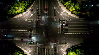 城市十字交叉路口交通车辆行驶夜景航拍摄影图