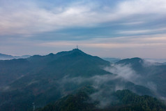 清晨大山云雾缭绕航拍摄影图