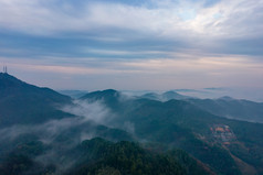 清晨大山云雾缭绕航拍摄影图