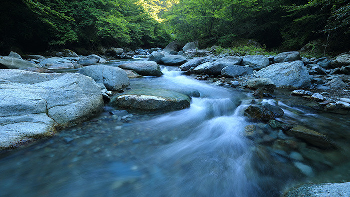 流水小溪泉涌岸边瀑布水龙头漏水