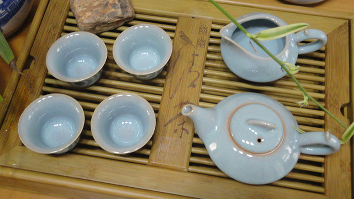 茶杯放在竹质桌面上音效素材