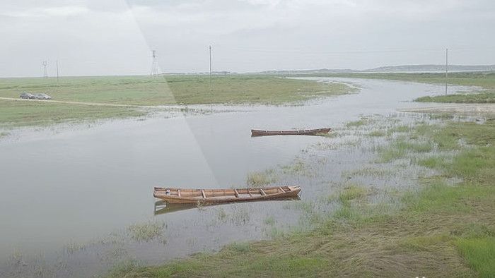 内蒙古鄱阳湖湿地公园渔民小船捕鱼实拍视频