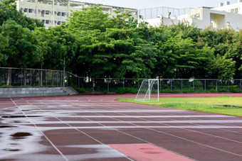 湿润的操场跑道