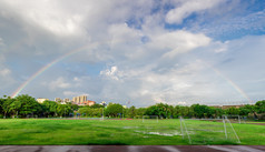 草地彩虹雨后彩虹