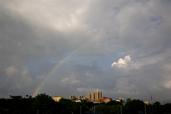 草地彩虹雨后彩虹