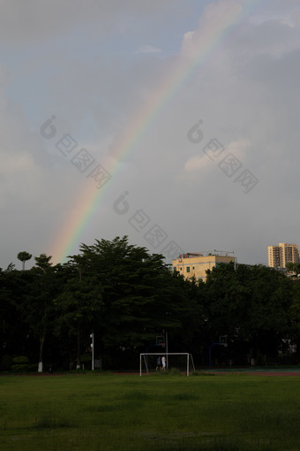 草地彩虹雨后彩虹