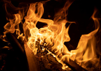 农家燃烧的木柴火焰