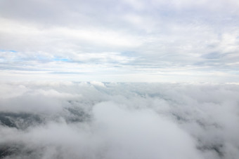 云端云雾缭绕航拍