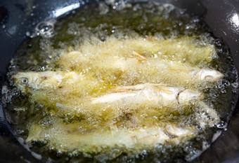 冬季炸鱼煎鱼烤鱼习俗