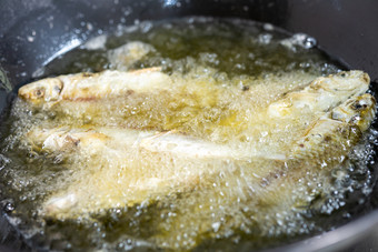 冬季炸鱼煎鱼烤鱼习俗