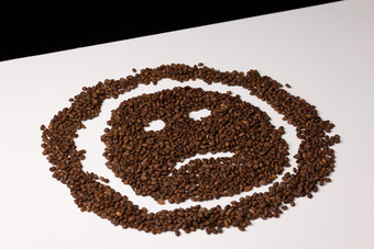 4k由咖啡豆组成的悲伤的表情