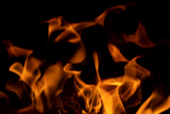 农家燃烧的木柴火焰