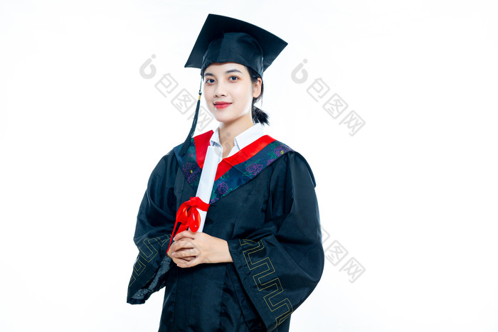 手拿毕业证书黑板穿学士服的大学毕业生