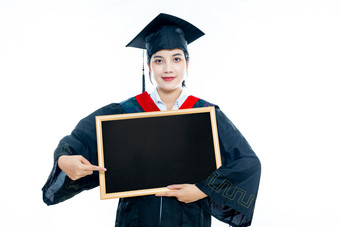 手拿毕业证书黑板穿学士服的大学毕业生